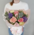 Букет в шляпной коробке «Love Is»