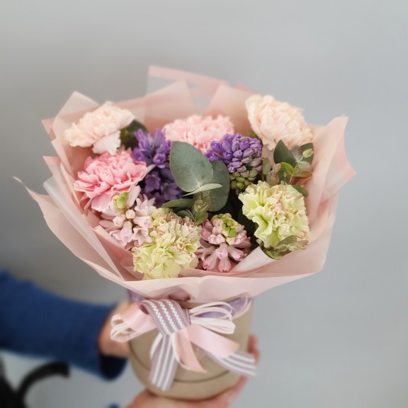 Букет в шляпной коробке «Love Is»